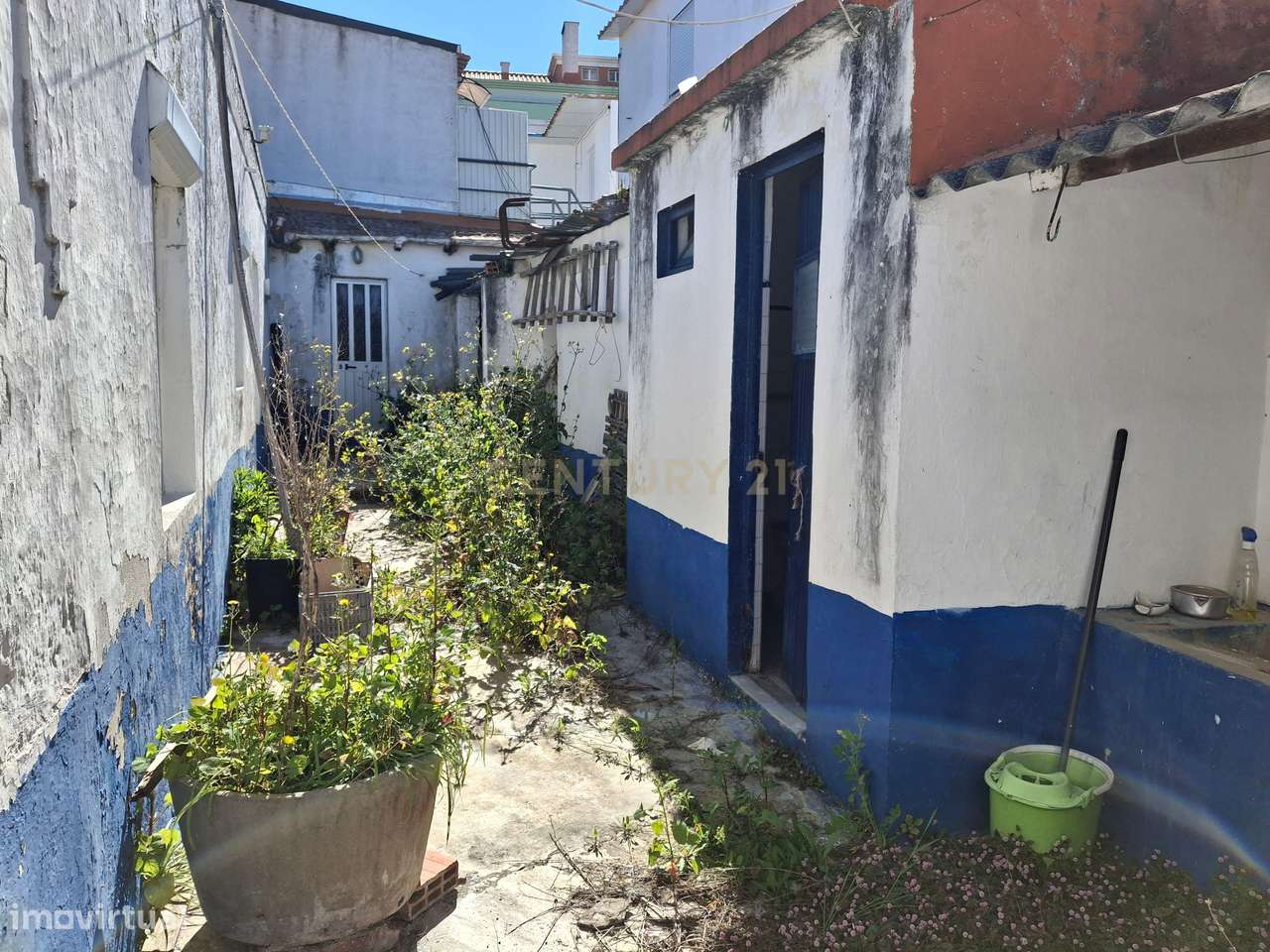 Moradia para Recuperação no Montijo com Jardim e Garagem-17