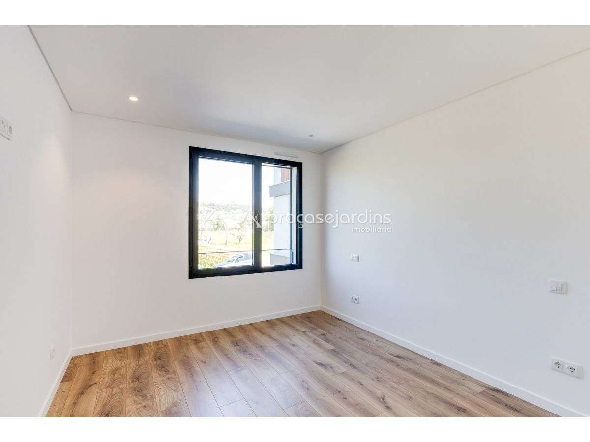Apartamento T3 Moderno com Excelentes Acabamentos-9