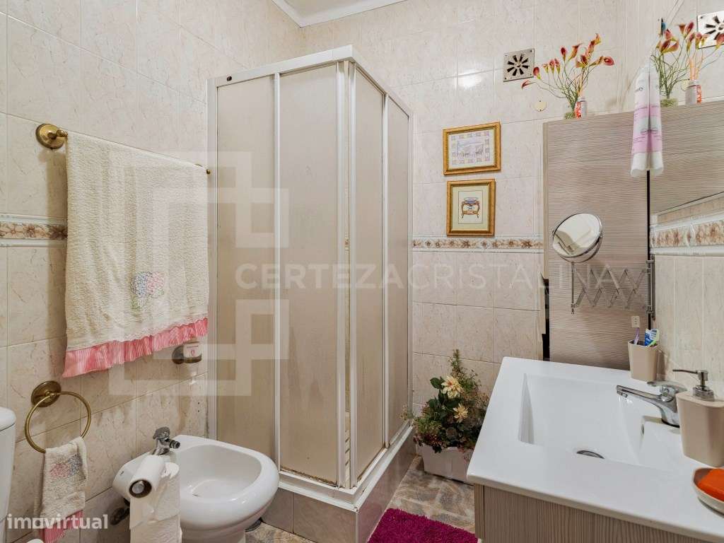 Moradia T3 com lareira, Garagem sótão e logradouro no Barreiro-16