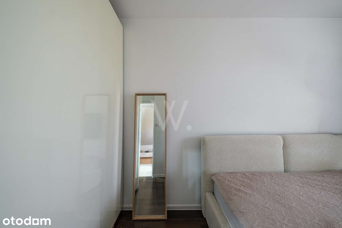 Przestronne, jasne wnętrze z miejscem i komórką.-10