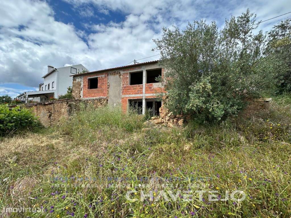 Quintinha com duas casas de campo e uma arrecadação a cerca de 4 km...-35