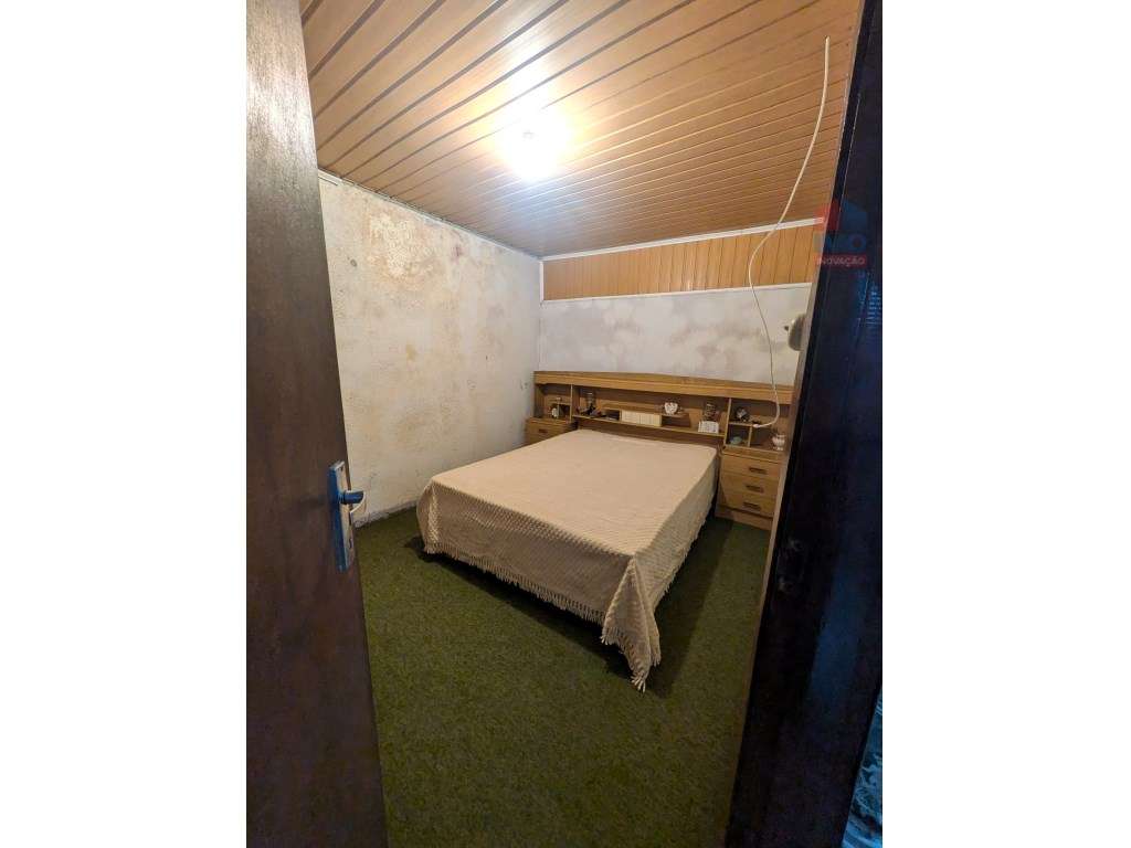 MORADIA T2 COM POTENCIAL PARA HABITAÇÃO OU INVESTIMENTO PERTO DO HO...-6