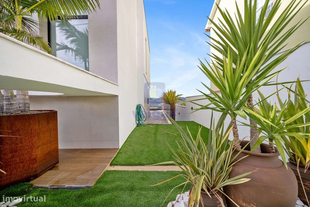 Moradia Unifamiliar de Arquitetura Contemporânea com Vista Panorâmica - Grande imagem: 5/50