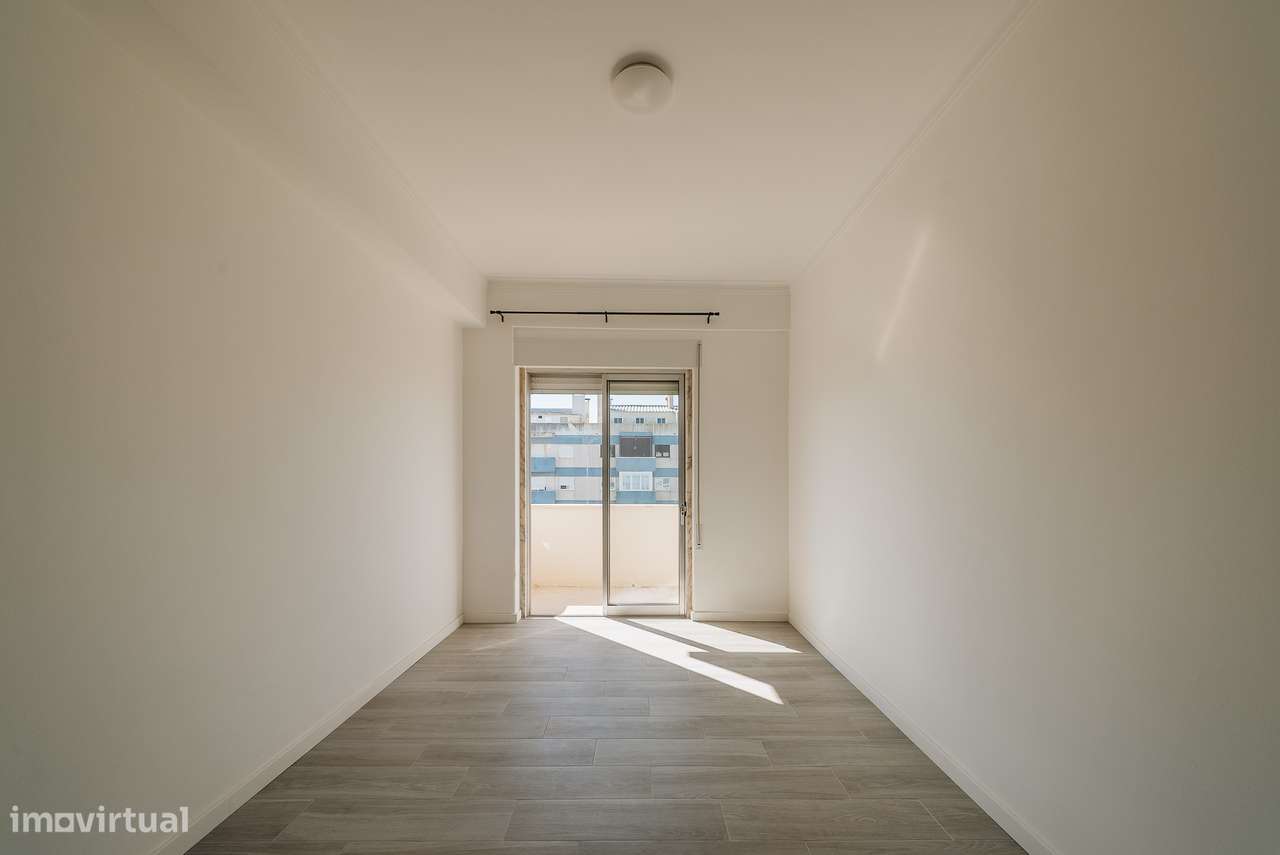 Apartamento T3 Totalmente Remodelado em Santa Clara | Varanda-10