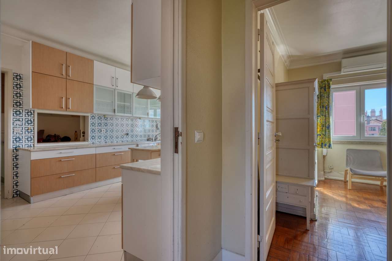 Apartamento T4 com varanda na Av. João XXI, Lisboa-21