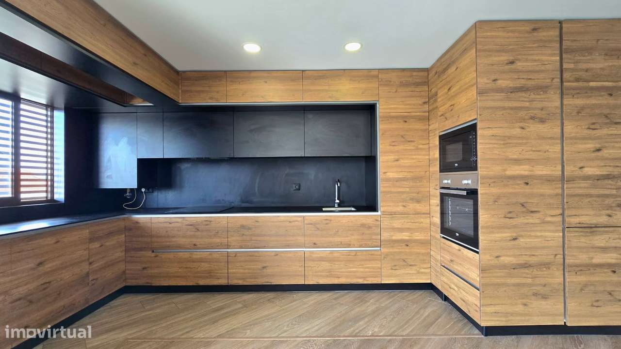 T2 semi-novo c/ varanda e box fechada - Baguim do Monte-6