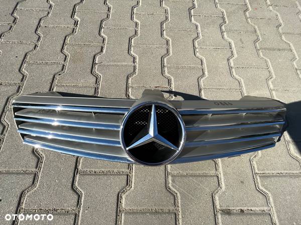 Atrapa Grill Mercedes CLS W219 - 2