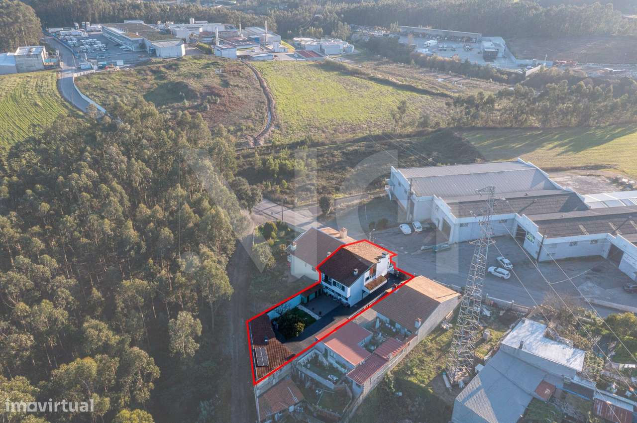 Moradia T4 com pátio, jardim e garagem em Covelas - Trofa - Grande imagem: 5/60