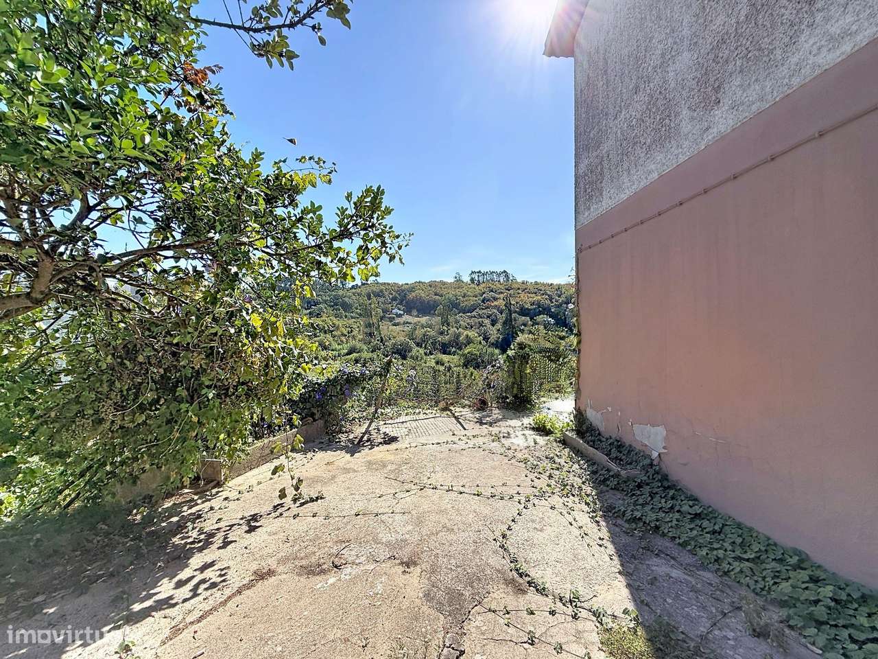 Moradia Espaçosa com 5 Quartos, Garagem Dupla e Vistas Deslumbrantes s-57