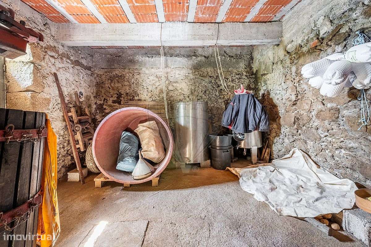 Moradia T4 com Terreno e Árvores de Fruto em Moure, Vila Verde-27