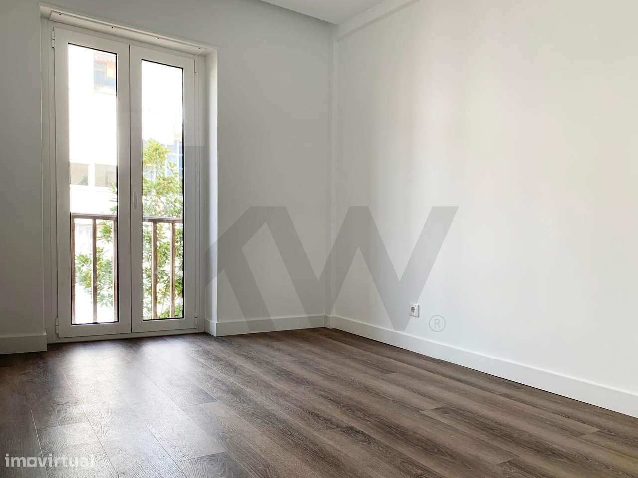 Apartamento T2 com 2 casa de banho Totalmente Remodelado em Queijas-7