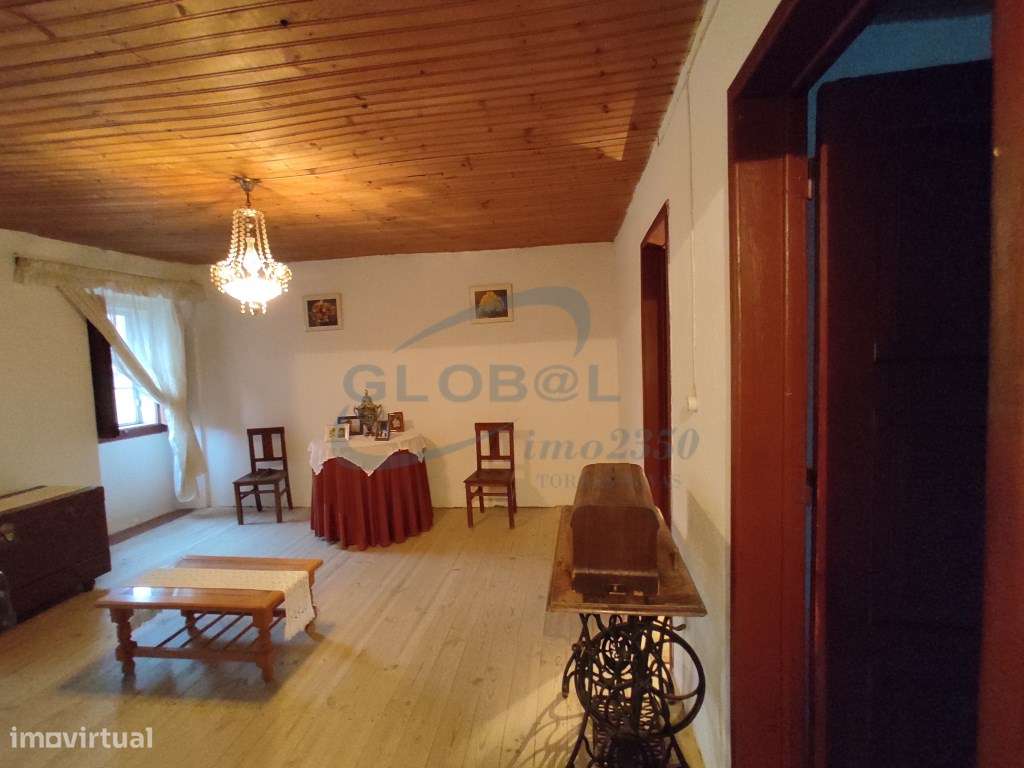 Moradia de dois pisos com terreno, anexos e excelente potencial hab... - Grande imagem: 2/27