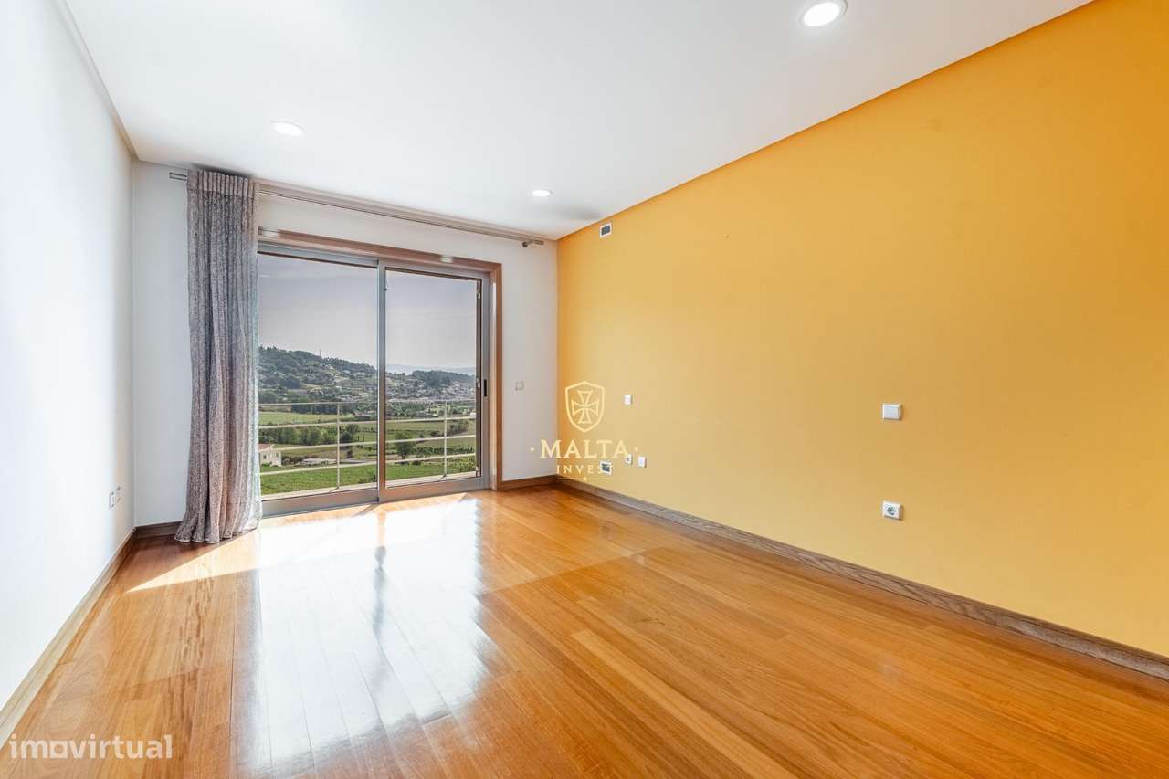 Moradia de Sonho na zona da Falperra!-30