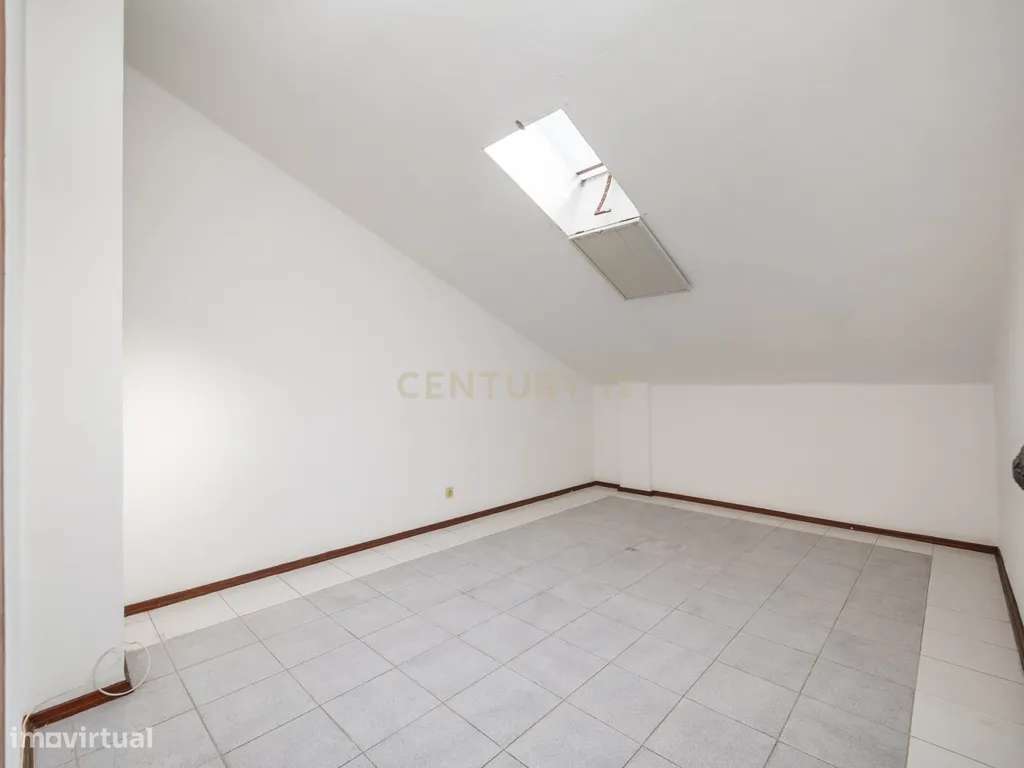 T3 com Sótão e Garagem no Bairro de Santa Apolónia em Coimbra-19