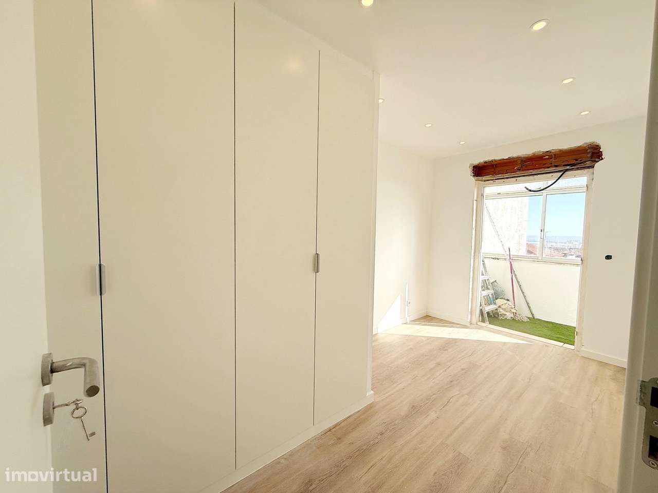 T2 em Santa Iria da Azóia c/ vista rio e arrecadação!-13