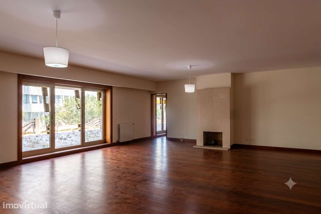 Apartamento T5 com 4 casas de banho e garagem-15