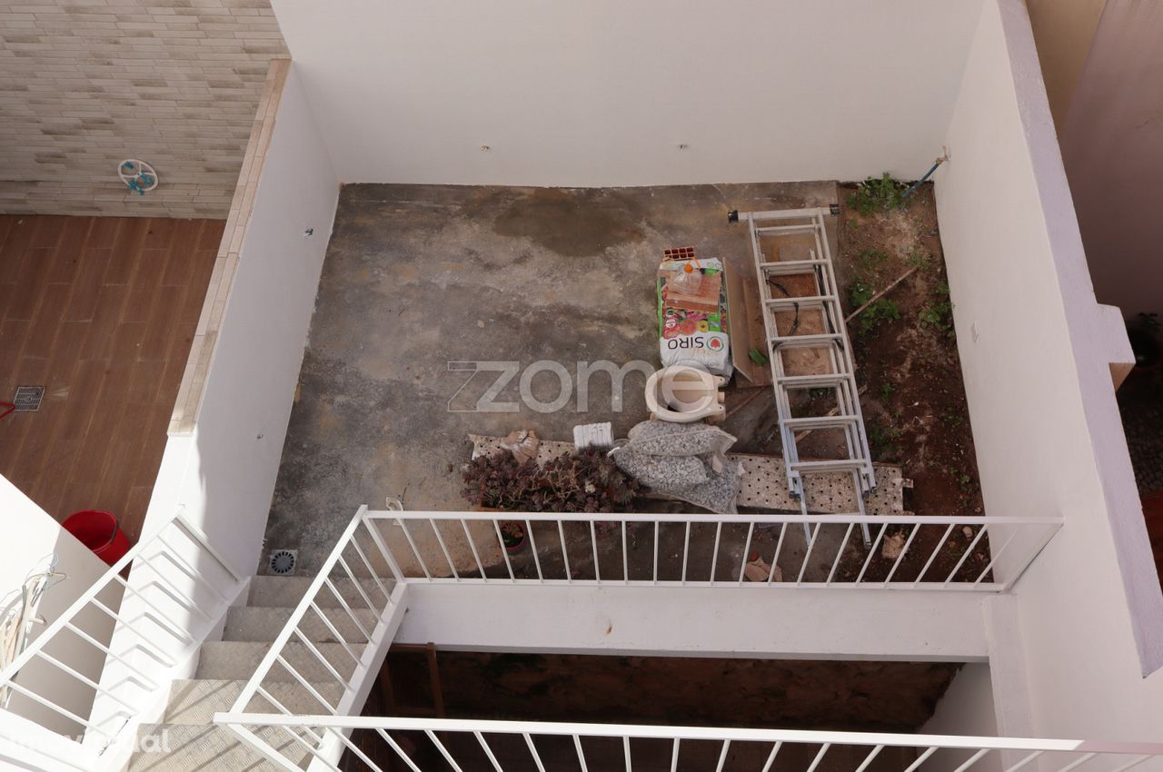 Duplex com 3 quartos e espaço exterior em Campolide, renovado