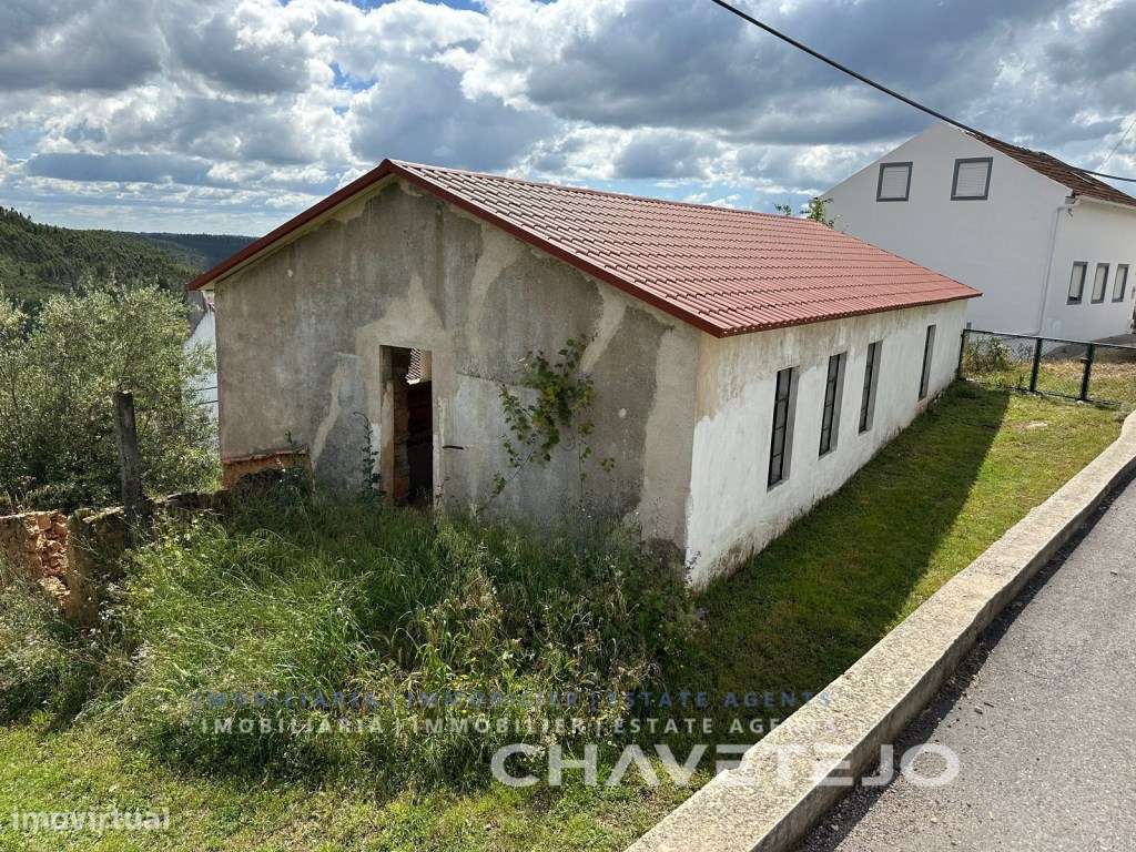 Quintinha com duas casas de campo e uma arrecadação a cerca de 4 km...-33