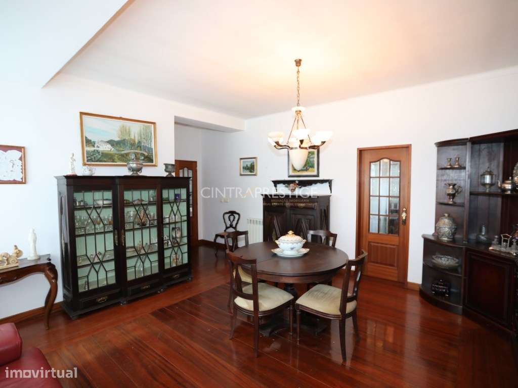 Moradia no Centro de Mafra com 2 Pisos e 2 Garagens.-6