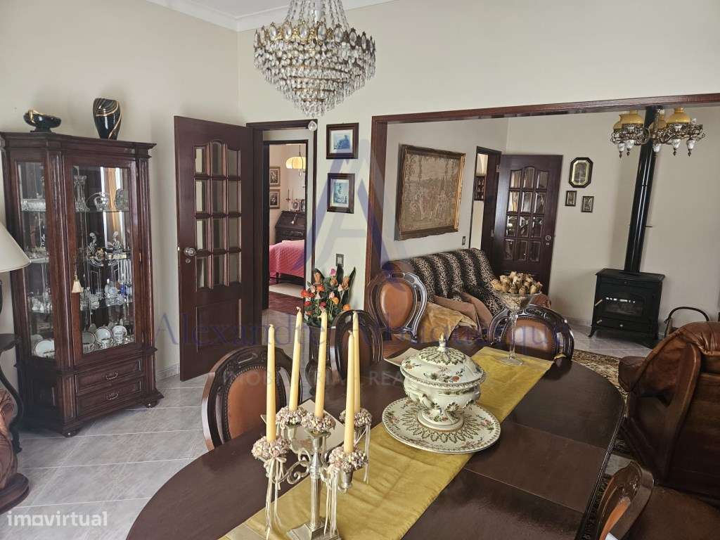 Moradia com anexo e espaço comercial.-11