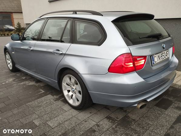 BMW Seria 3 318i Touring - 12