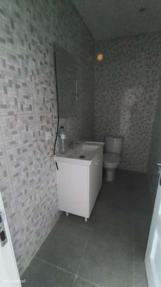 Andar de Moradia T2  Cave com 93m2-11