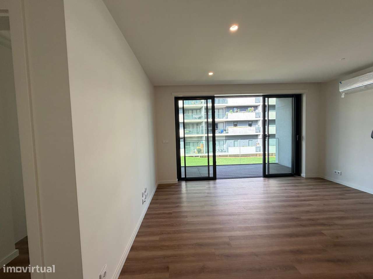 Apartamento T2 Varanda Garagem Pronto Habitar Parque Lavandeira-21