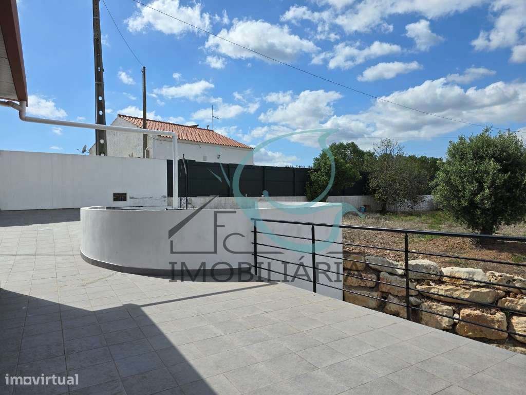 EXCLUSIVO - Excelente moradia de 2 pisos, com licença AL-58