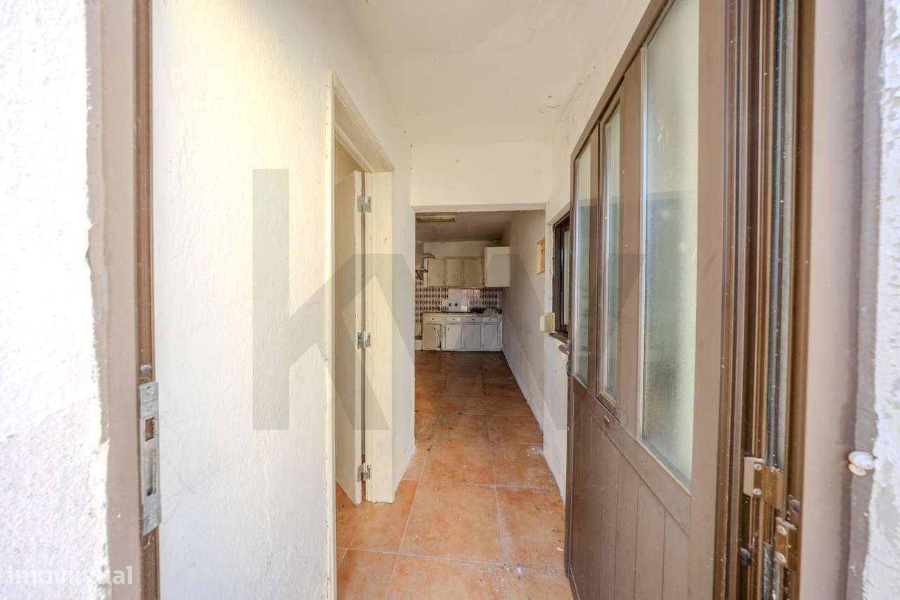 Moradia Bi-Familiar + 2 Anexos Habitáveis na Sobreda Caparica-12