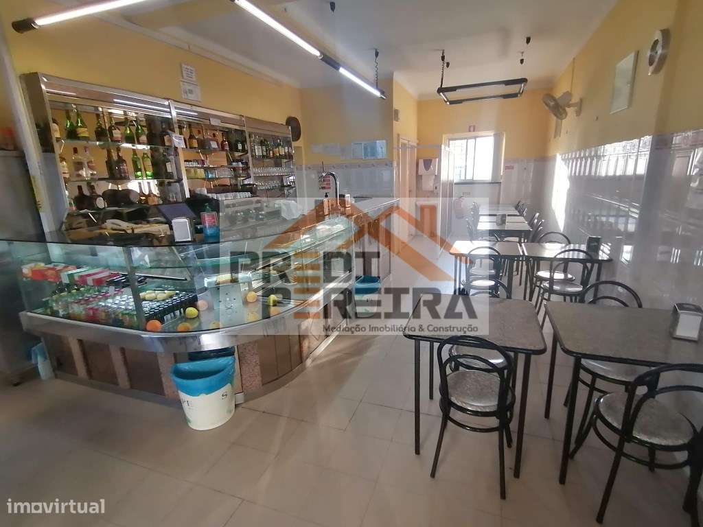 Estabelecimento comercial, para trespasse com renda mensal de 650€,... - Grande imagem: 2/13