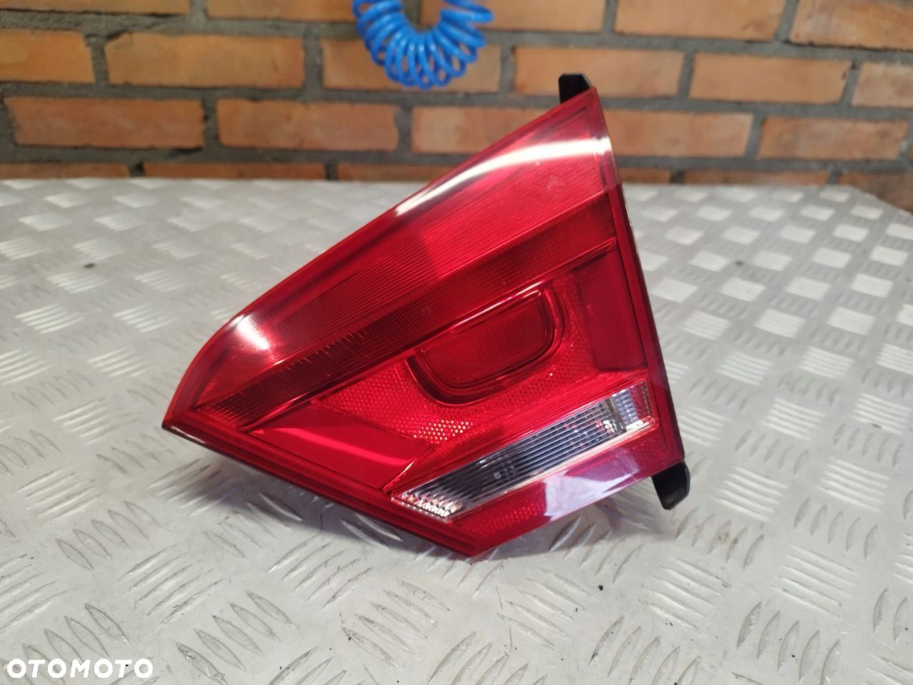 LAMPA LEWA TYLNA W KLAPIE VOLKSWAGEN PASSAT - 1