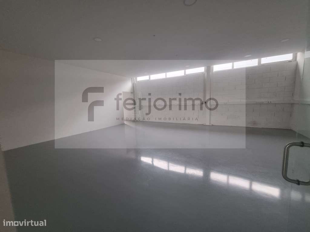 Armazém - Arrendamento 

* lote 3

* com 470 m - Grande imagem: 5/8