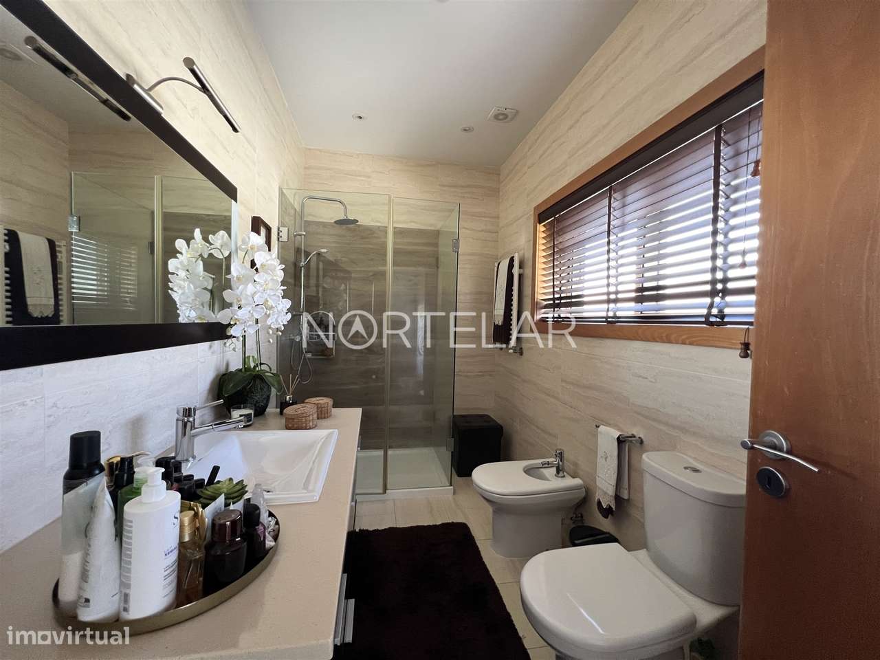 Moradia T3 com jardim e 3 frentes em Famalicão-26