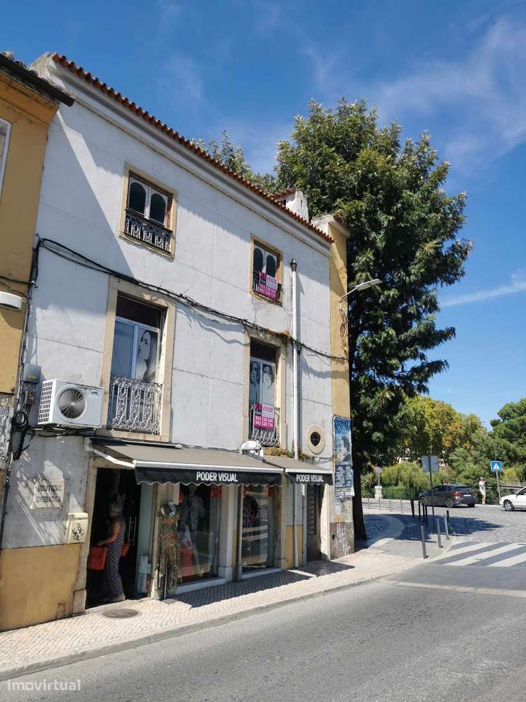 Prédio com localização de excelência na cidade de Tomar - P2986/23 - Grande imagem: 2/23