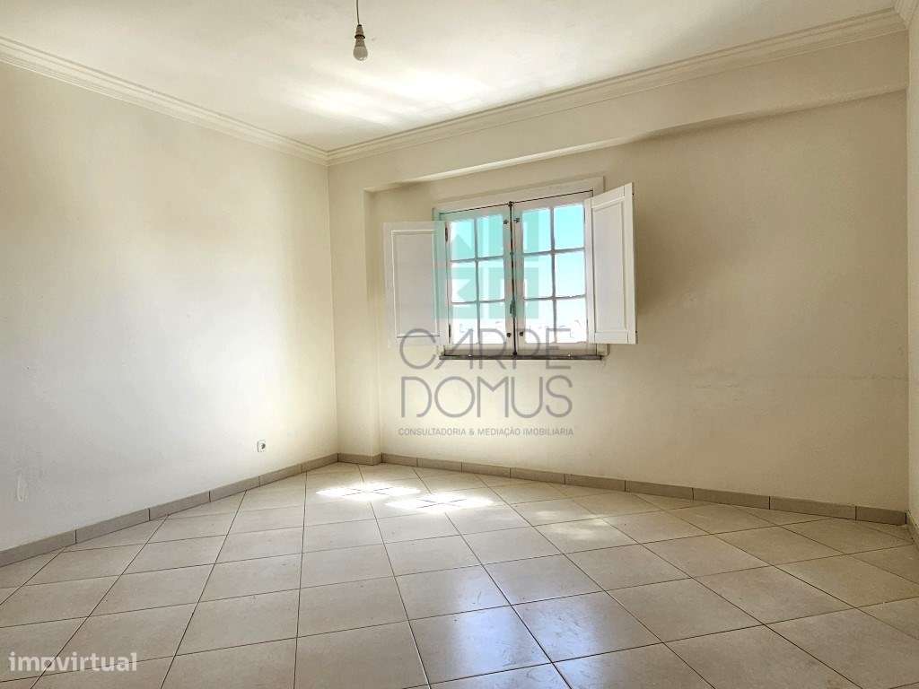 Apartamento T2 com 124,64m2, parqueamento para 2 viaturas, no centr...-24