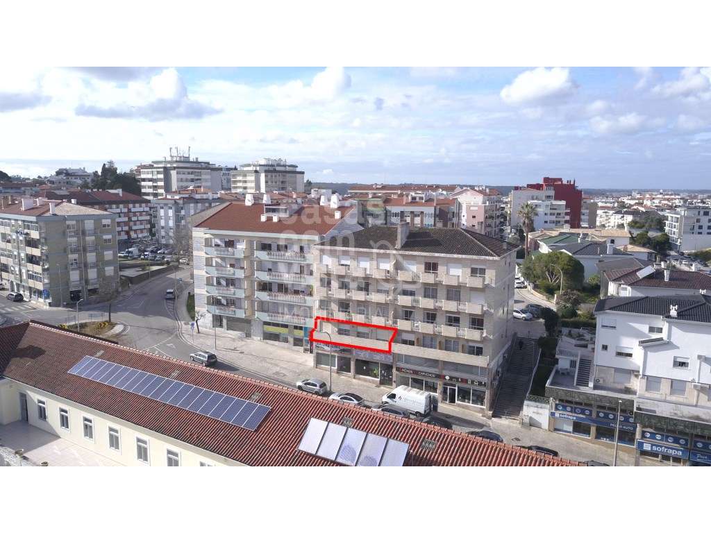 Apartmento T3+1 encontra-se situado numa das zonas mais nobres e ce...-16