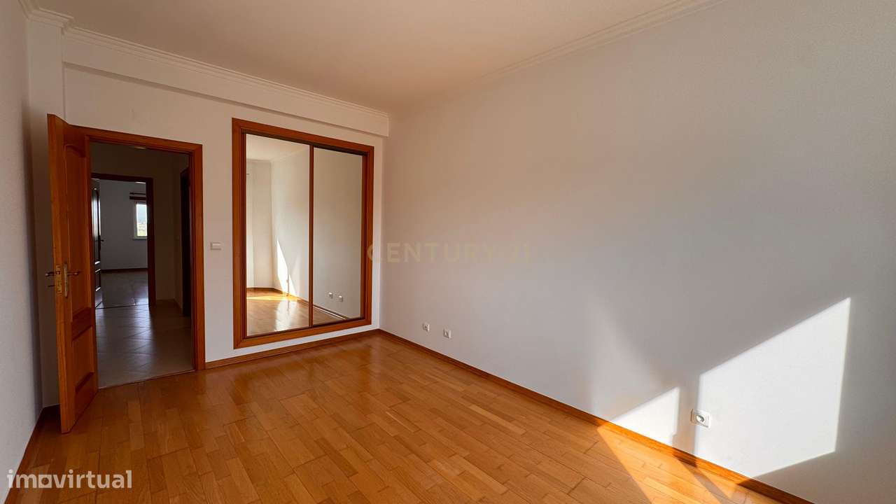 Excelente T4 no Montijo com Garagem e Arrecadação.-25