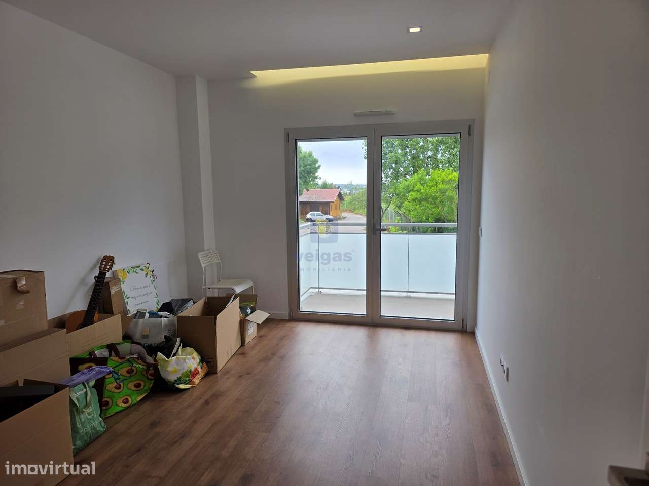 Apartamento semi-novo, T2, 2 WC, box p/ 2 carros e arrumos, em Leiria-21