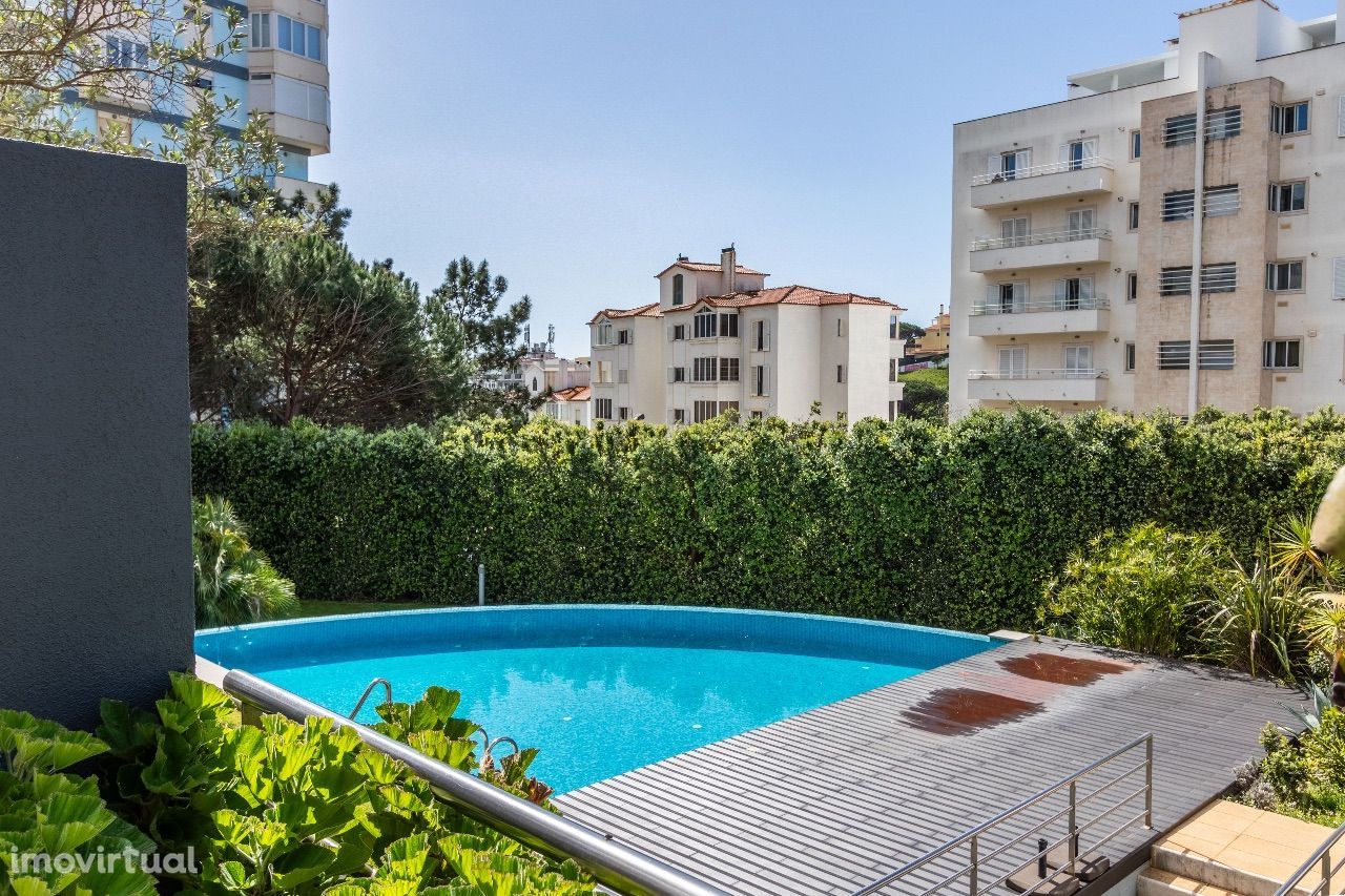 Moradia T4 em condomínio com piscina no Estoril