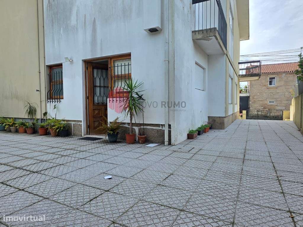 Moradia T6 de 4 frentes em Nogueira da Maia Excelente estado, áreas...-10