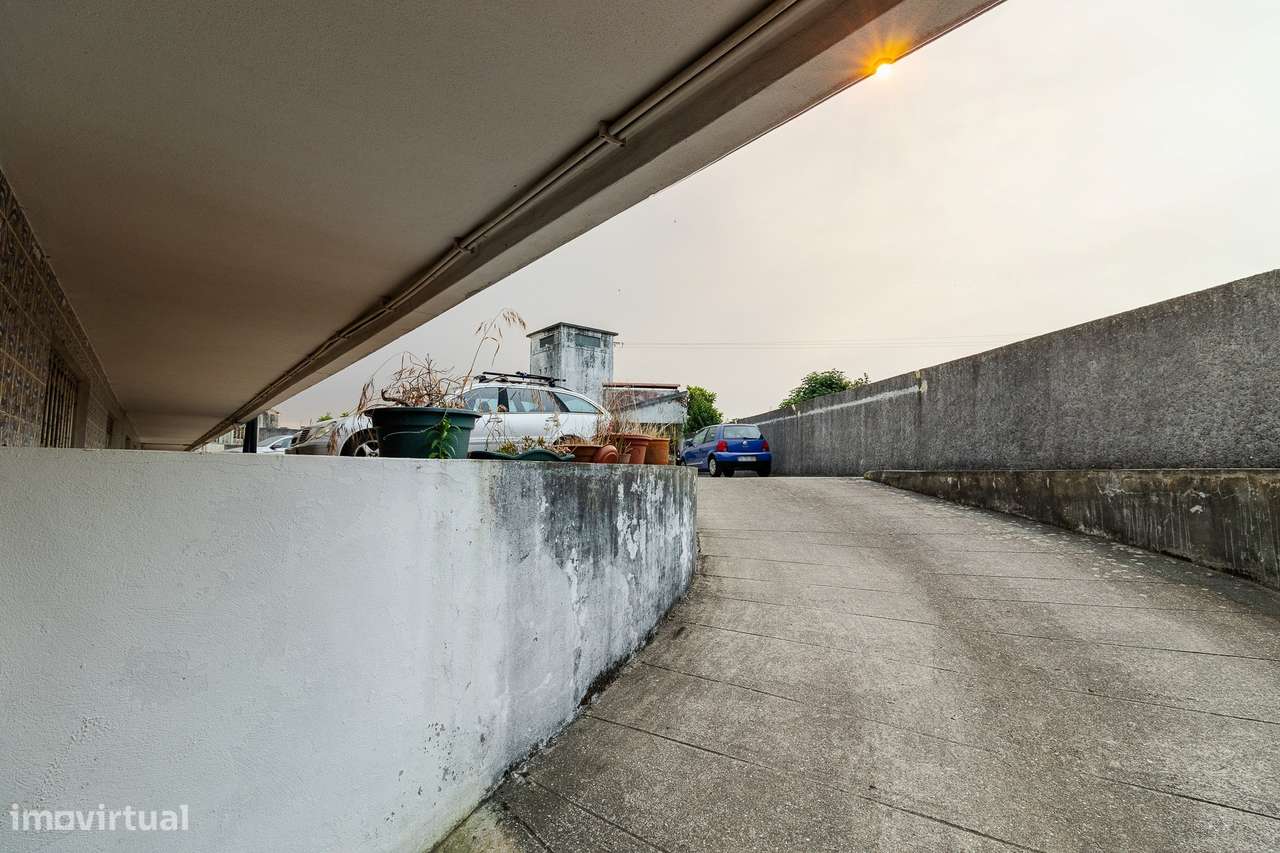 T3 de Excelência com T0 Independente, Garagem Fechada e 3 Lugares de E-38