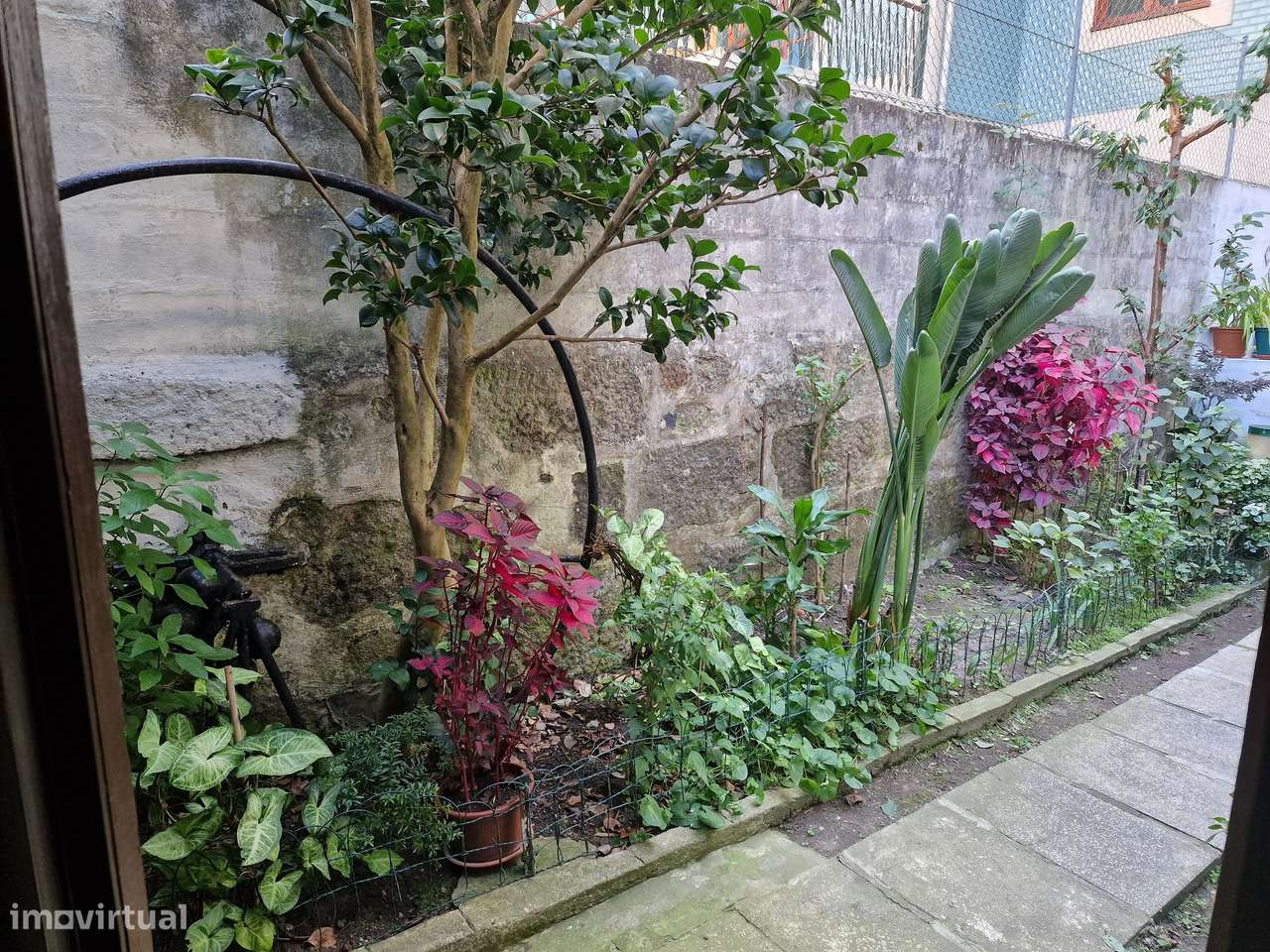 Excelente imóvel c/ terraço, jardim + anexo c/ 2 divisões - Metro Rubi-5