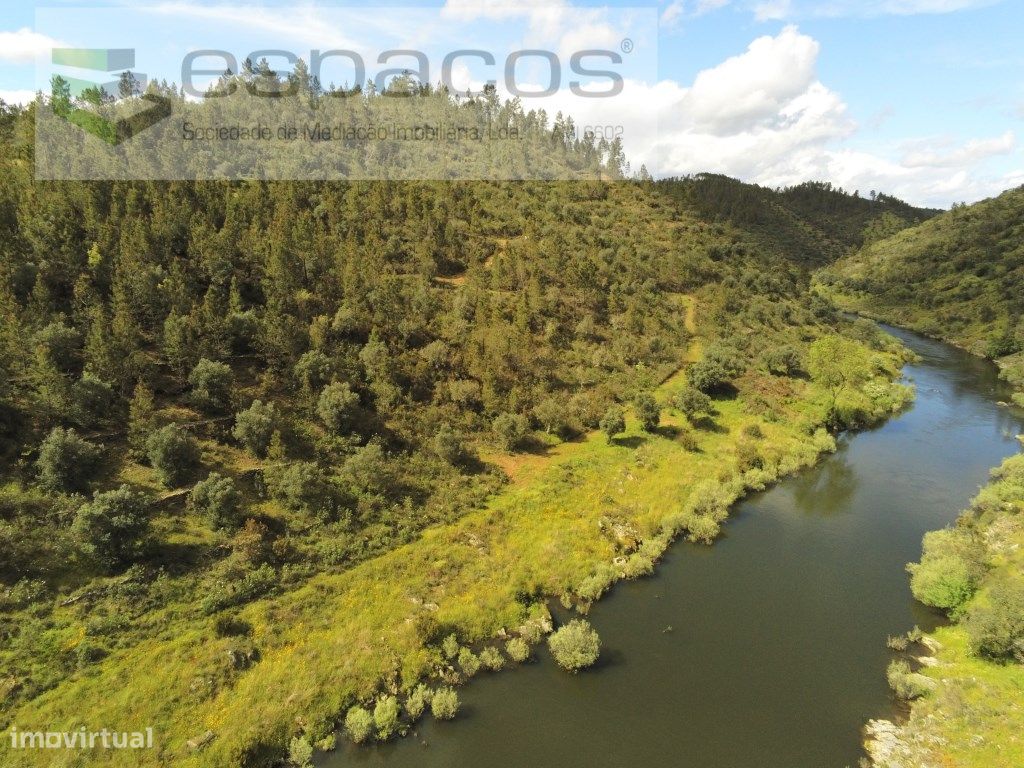 Terreno a confinar com o rio - Calvos