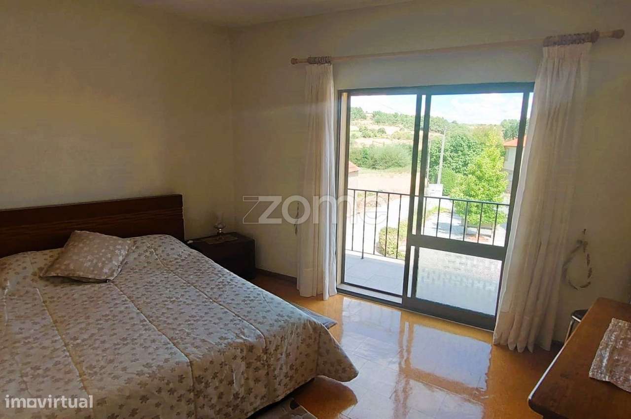 Moradia T3 em Cimo de Vila da Castanheira-11