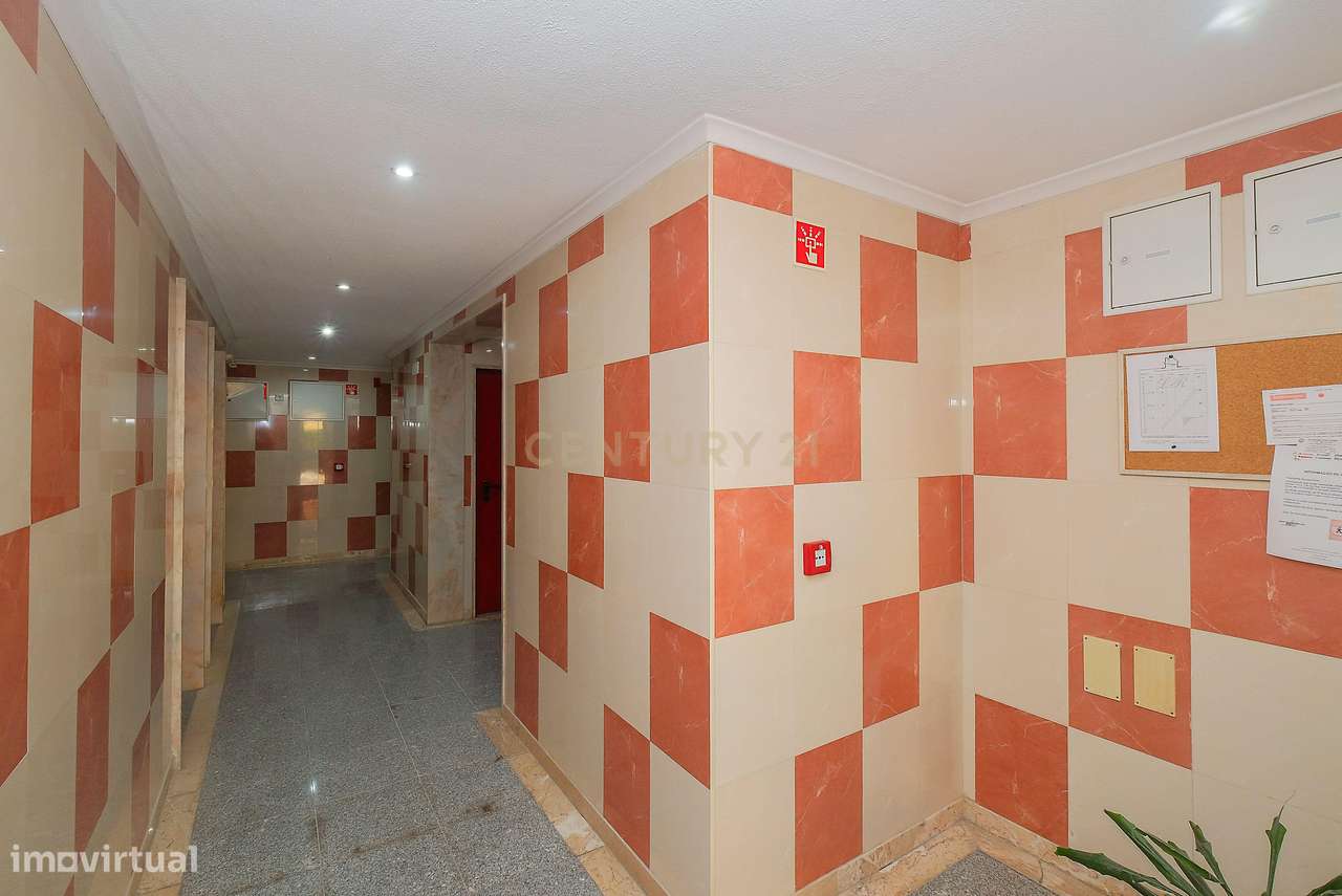 Apartamento T3 luminoso na Parede com varandas, garagem e arrecadação-27