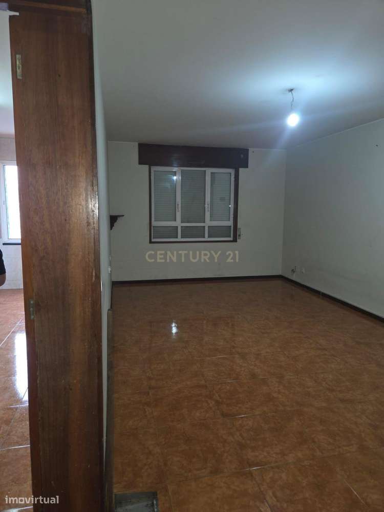 T2 com Grande Potencial na Póvoa de Varzim e Excelente Preço-12