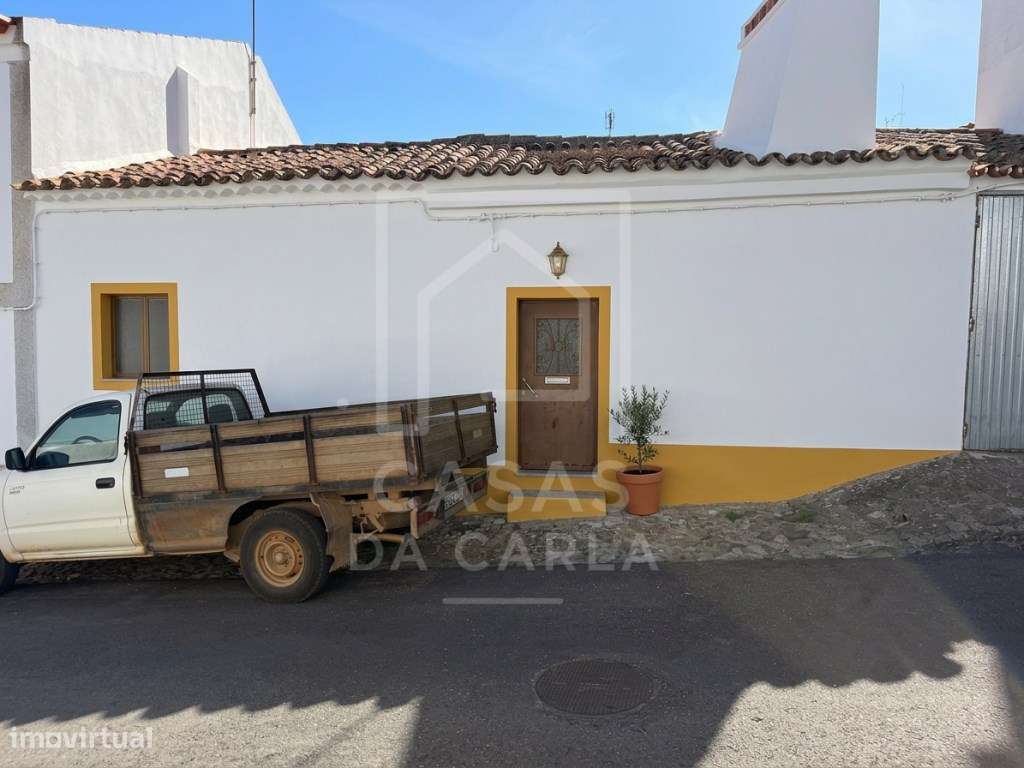 Moradia T1+1 com quintal para remodelação em Vila Ruiva-1