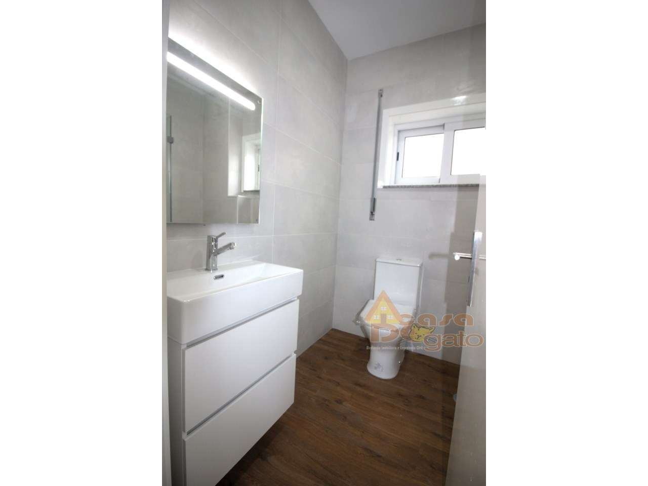 Apartamento Remodelado com boas varandas-15