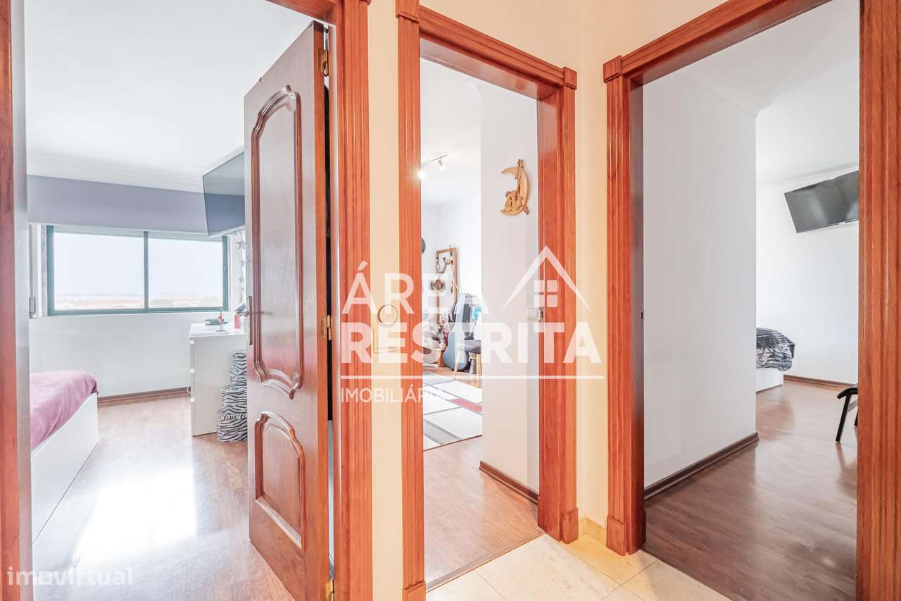 Apartamento T3 com parqueamento e elevador nos Fidalguinhos, Barreiro-17