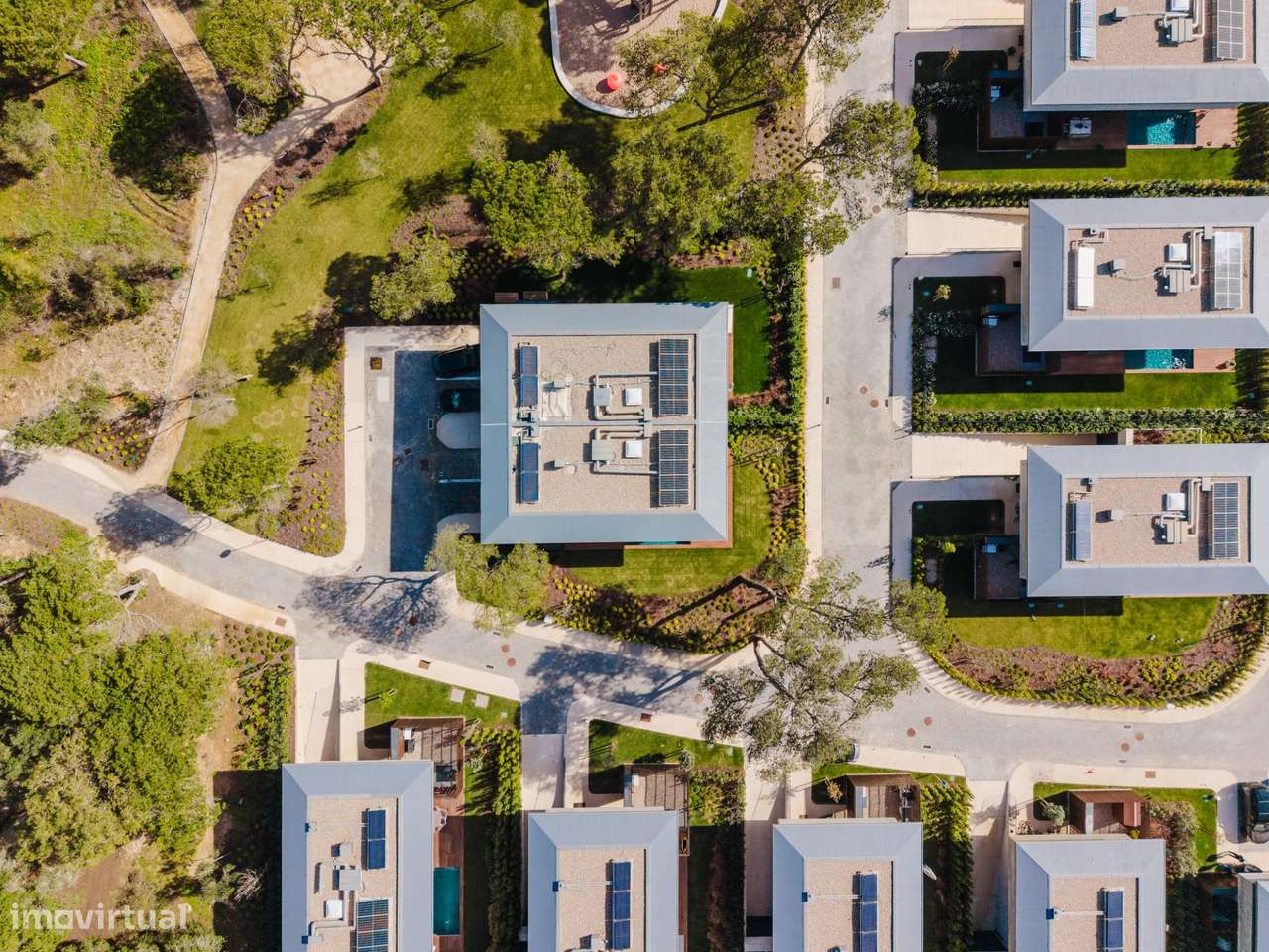 Elegante Moradia T3 no Sandwoods com Piscina Privativa e Jardim-26